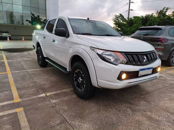 MITSUBISHI L200 TRITON 2.4 16V TURBO DIESEL GL CD 4X4 MANUAL MITSUBISHI L200 TRITON 2.4 16V TURBO DIESEL GL CD 4X4 MANUAL
